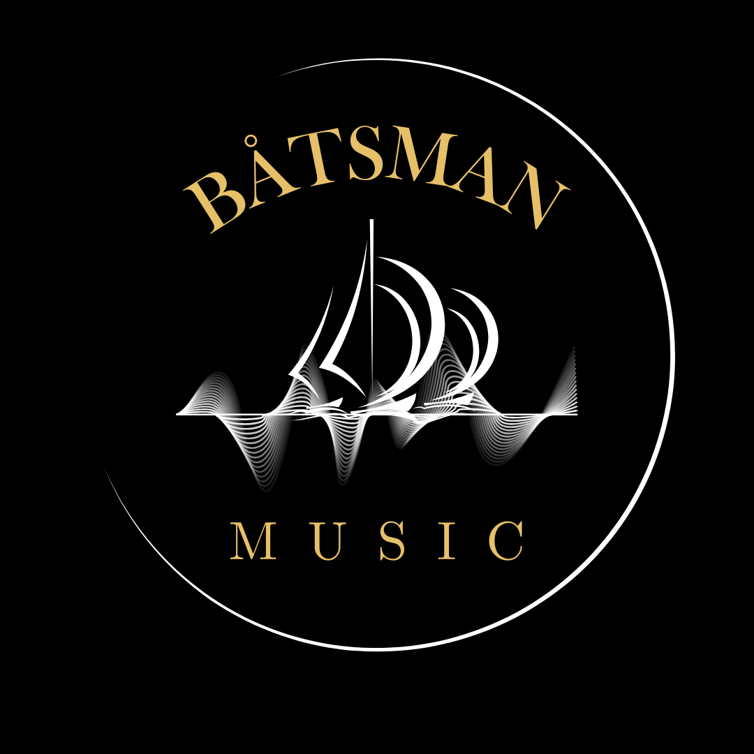 Logo för Båtsman Music. En En vit cirkelram med guldtext och svart bakgrund. med vita båtar, i siluett, som seglar på vita ljudvågor.